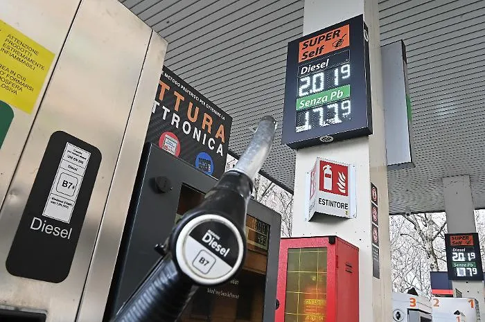 I prezzi di benzina e gasolio continuano a salire: una vera e propria stangata sulle vacanze