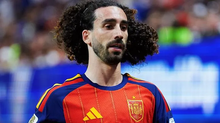 Non taglia i capelli per il figlio autistico, il campione del Mondiale Cucurella commuove tutti con la sua storia 