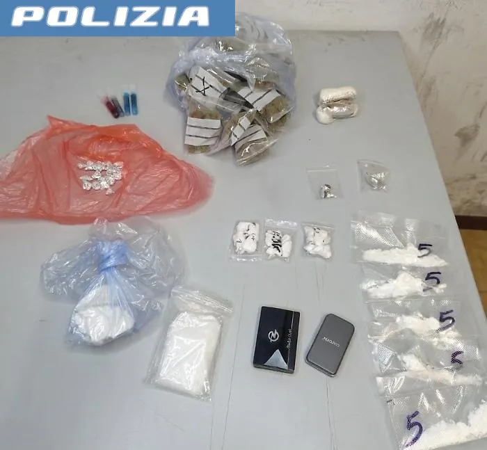 Droga in auto, pusher tenta la fuga a piedi a Picanello ma lascia il borsone con 350 gr.  di stupefacenti di ogni tipo