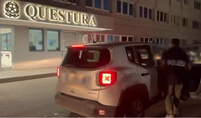 Spaccia cocaina e crack in via Capo Passero con il "drive-in": 17enne arrestato dalla Polizia
