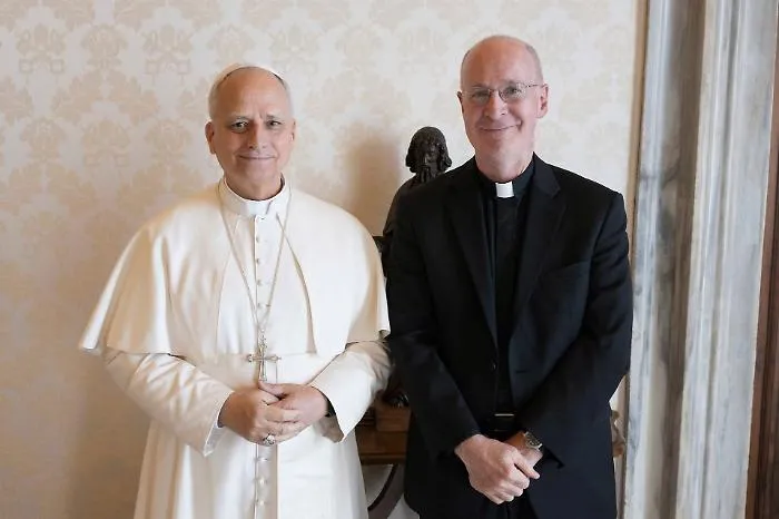 Padre James Martin: &laquo;Aprire ai sacerdoti gay, la Chiesa smetta di denigrarli&raquo;