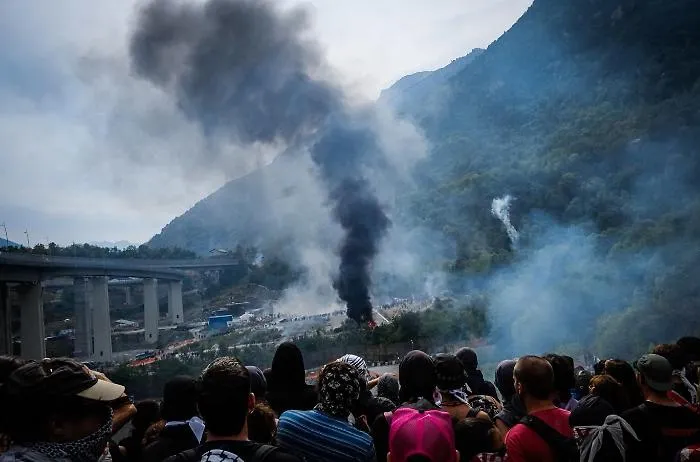 Fiamme e guerriglia in Val di Susa: il corteo No Tav assalta i cantieri 
