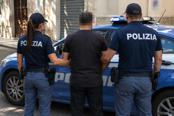 "Posso togliervi dai guai" e chiede soldi e gioielli a coppia di anziani che per&ograve; chiamano la Polizia