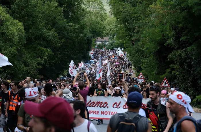 Val di Susa, la notte in cui la protesta ha cambiato volto: oltre cento agenti feriti negli assalti ai cantieri della Torino-Lione