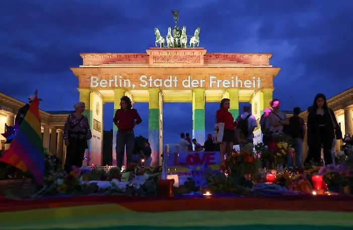 Berlino risponde all&rsquo;odio con la luce: la Porta di Brandeburgo in arcobaleno dopo l&rsquo;attacco al Pride