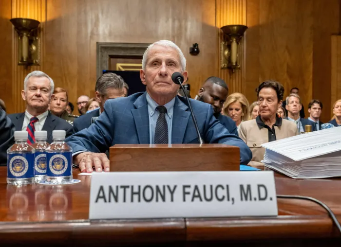 Fauci, il silenzio davanti al Senato e la guerra infinita sulle origini del Covid