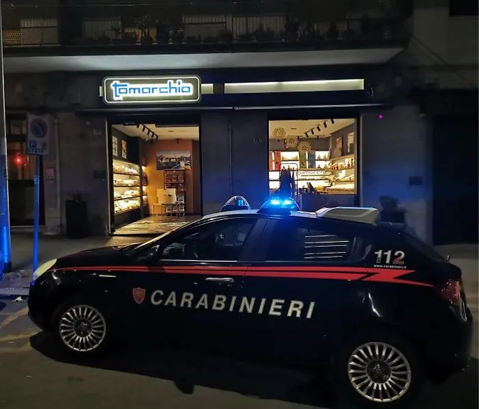 Due ladri di merendine &ldquo;pentiti":  l&rsquo;auto rubata usata per &ldquo;spaccare&rdquo; la  vetrata dello store Tomarchio
