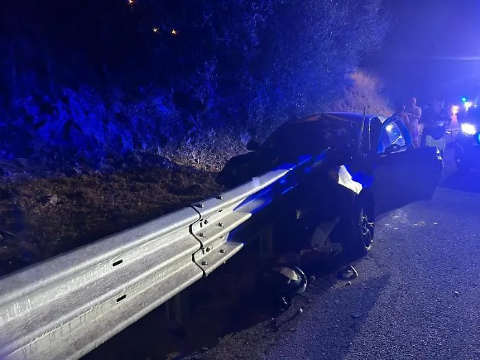 Fuori strada con l&rsquo;auto lungo la Statale 114, un 23enne muore contro nello schianto contro il guardrail