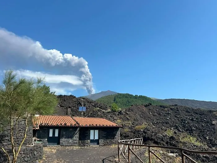 Etna, attivit&agrave; stromboliana dalla Voragine: nube di cenere in direzione Nord-Ovest