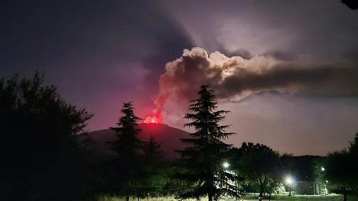 Notte di fuoco sull'Etna: ma ora la lava rallenta e il tremore crolla: verso la fine dell'eruzione?