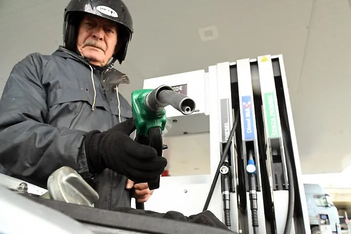 Il gasolio torna a 2,100 euro al litro: il taglio delle accise perde efficacia e monta la protesta 