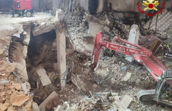 Collapse in Pistunina, firefighters dig under the scorching sun to recover the last two missing persons.