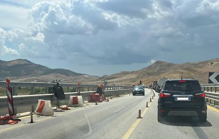 Tir in panne sull'unica corsia della A19 tra Enna e Caltanissetta: tre chilometri di coda sotto il sole cocente 