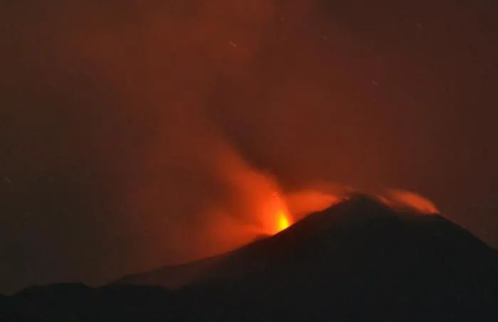 Etna: attivit&agrave; stromboliana alla Voragine, modesto flusso lavico nel Cratere di Nord-Est