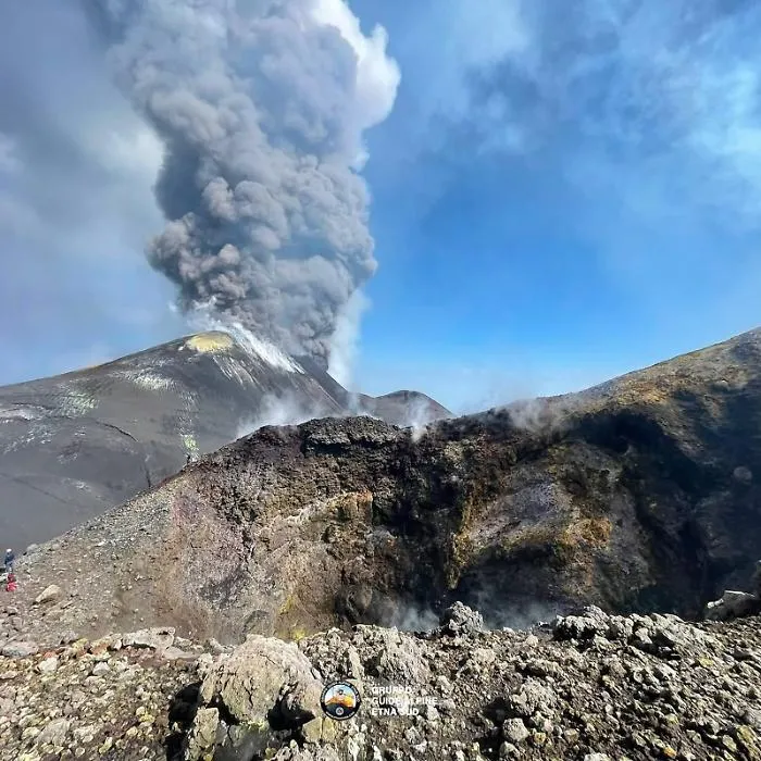 Eruzione sull'Etna tra fontana alla Voragine, nuova bocca nella Valle del Bove e nube su Ragalna e Adrano