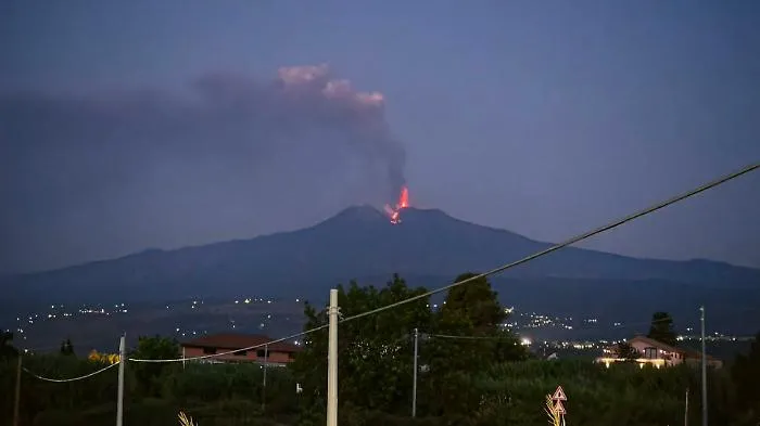 Etna, fontana di lava alla Voragine: per aeroporto scatta il VONA rosso con voli dirottati 