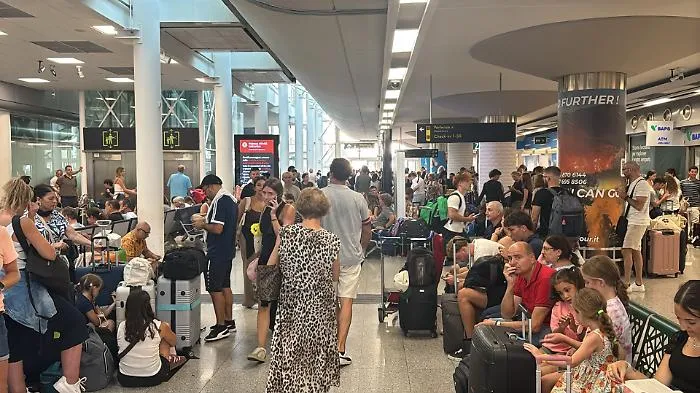 Nube vulcanica blocca i voli a Catania: aeroporto KO e disagi per migliaia di viaggiatori 