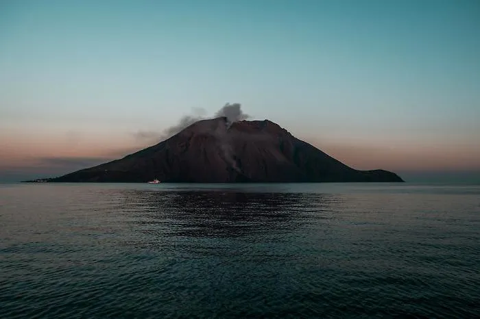 Anche Stromboli in eruzione: flusso lavico nella Sciara del Fuoco