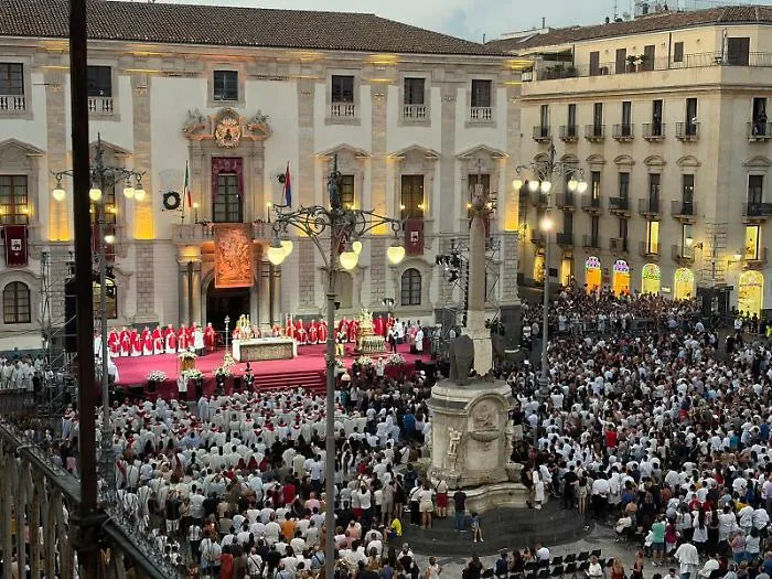 Col bacio al teschio della patrona, il sindaco ha parlato a Sant'Agata col gesto pi&ugrave; naturale e umano