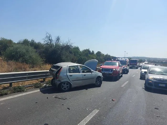 Statale 121, incidente in direzione Patern&ograve;: due auto coinvolte e alcuni feriti
