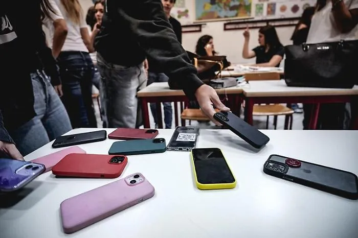 La Francia spegne i telefoni nei licei: scatta il divieto nazionale 