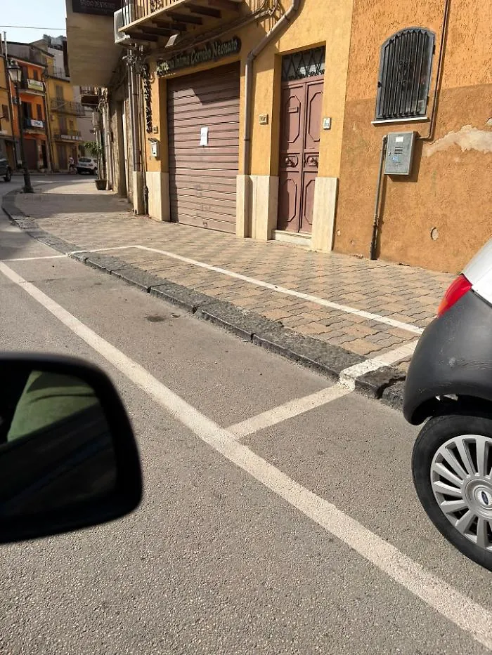 A Raffadali parcheggiare sul marciapiede &egrave; consentito: la foto fa il giro del web 