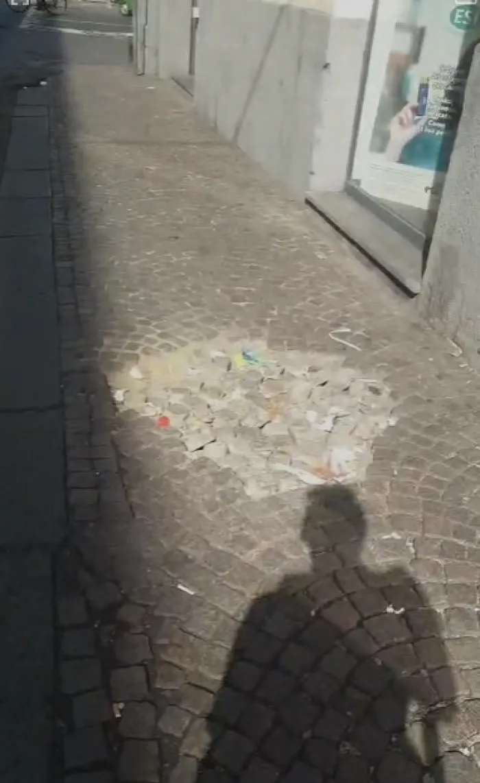 Pericolo per i pedoni in via Vittorio Emanuele a Catania: sanpietrini e asfalto da riparare