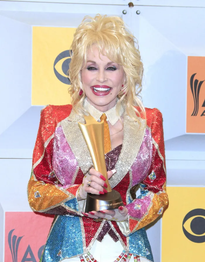 &Egrave; morta Dolly Parton, regina del country: aveva 80 anni
