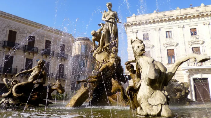 Fregi caduti dalla Fontana di Diana a Siracusa: recuperati e messi in sicurezza