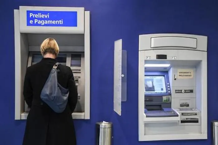 Soldi bloccati nello sportello bancomat? Attenti, non &egrave; un guasto ma una truffa silenziosa