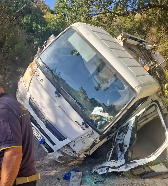 Messina, mezzo di Messinaservizi si ribalta a Rodia: feriti lievemente due operatori. &Egrave; scontro sulla sicurezza