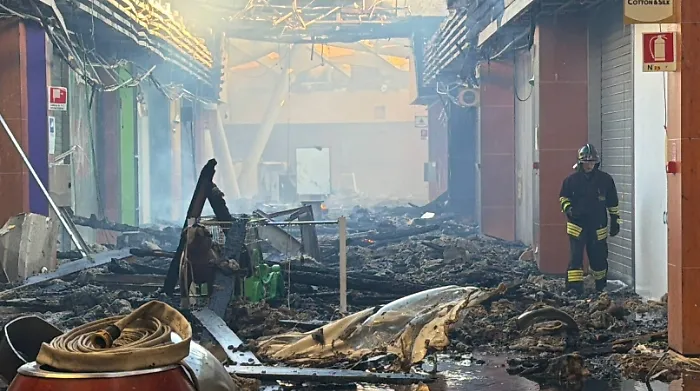 Ancora focolai nel centro commerciale Conca d'oro, si indaga sulle cause del rogo