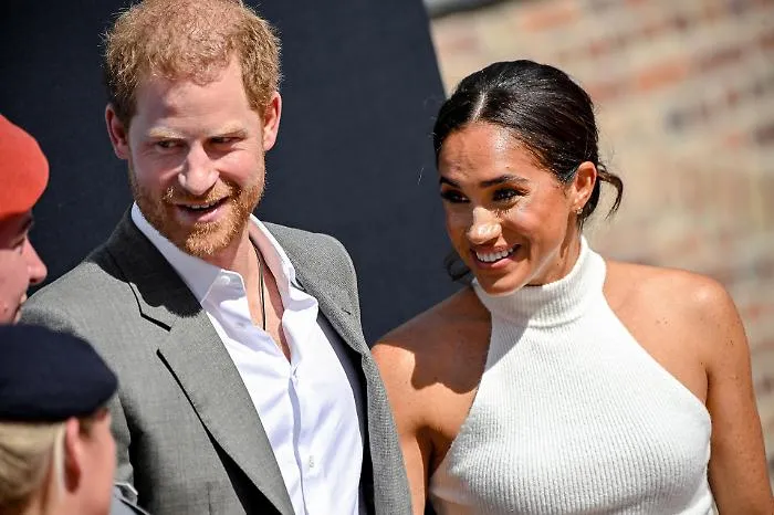 Harry e Meghan tornano in Gran Bretagna: perch&eacute; per Buckingham Palace il vero rischio comincia adesso