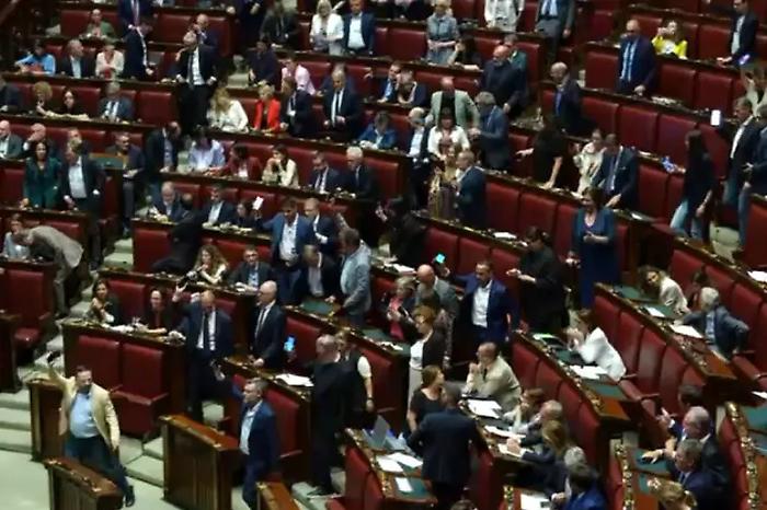 Preferenze fino a tre: la maggioranza ricuce lo strappo e avvia la legge elettorale tra proteste