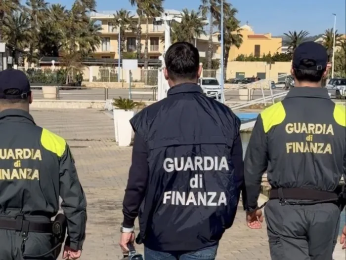 Gasolio fuorilegge nell&rsquo;Agrigentino: sequestrati 750 litri stipati in 33 taniche su un autocarro