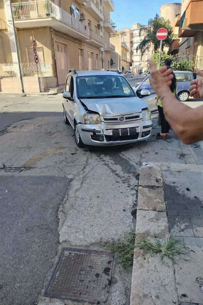 Comiso, incidente stradale in pieno centro cittadino: ferita una donna
