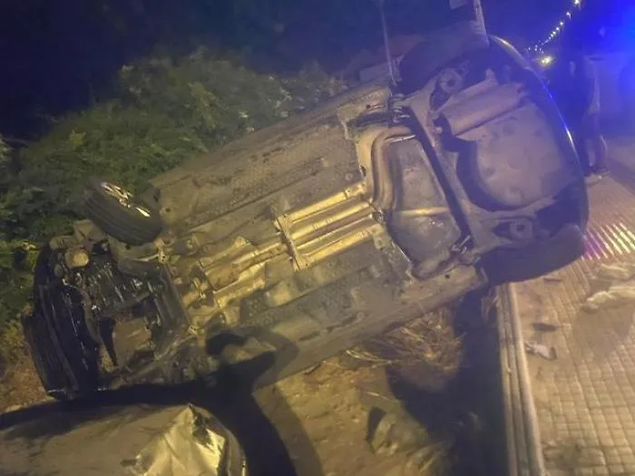 Paura nella notte a Pozzallo: auto si schianta contro vetture in sosta
