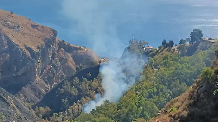 Taormina senza pace, nuovo principio d'incendio nel boschetto di contrada Ziretto