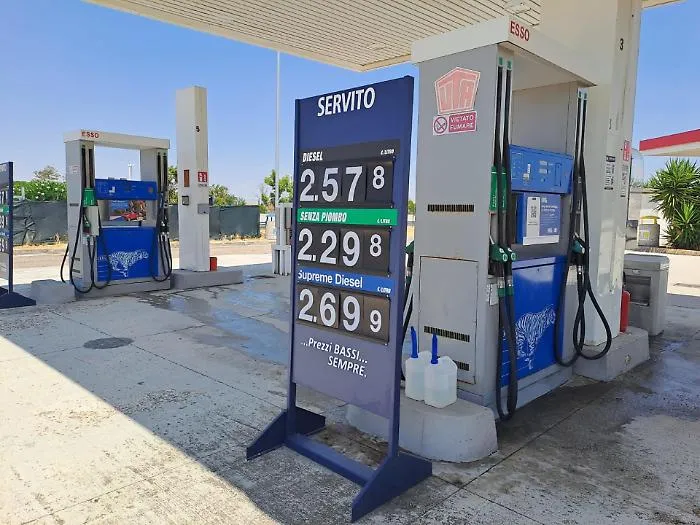 Carburanti, nuova corsa dei prezzi: benzina oltre 2,03 euro e gasolio a 2,147, il pieno torna a pesare