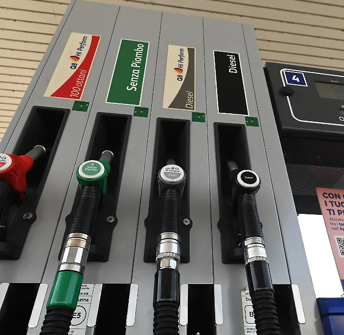 Proroga di cinque giorni per il taglio delle accise sul gasolio: l'ultima sforbiciata prima degli aiuti mirati