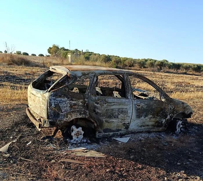 Vittoria, auto completamente carbonizzata a pochi passi dal Parco Serra San Bartolo