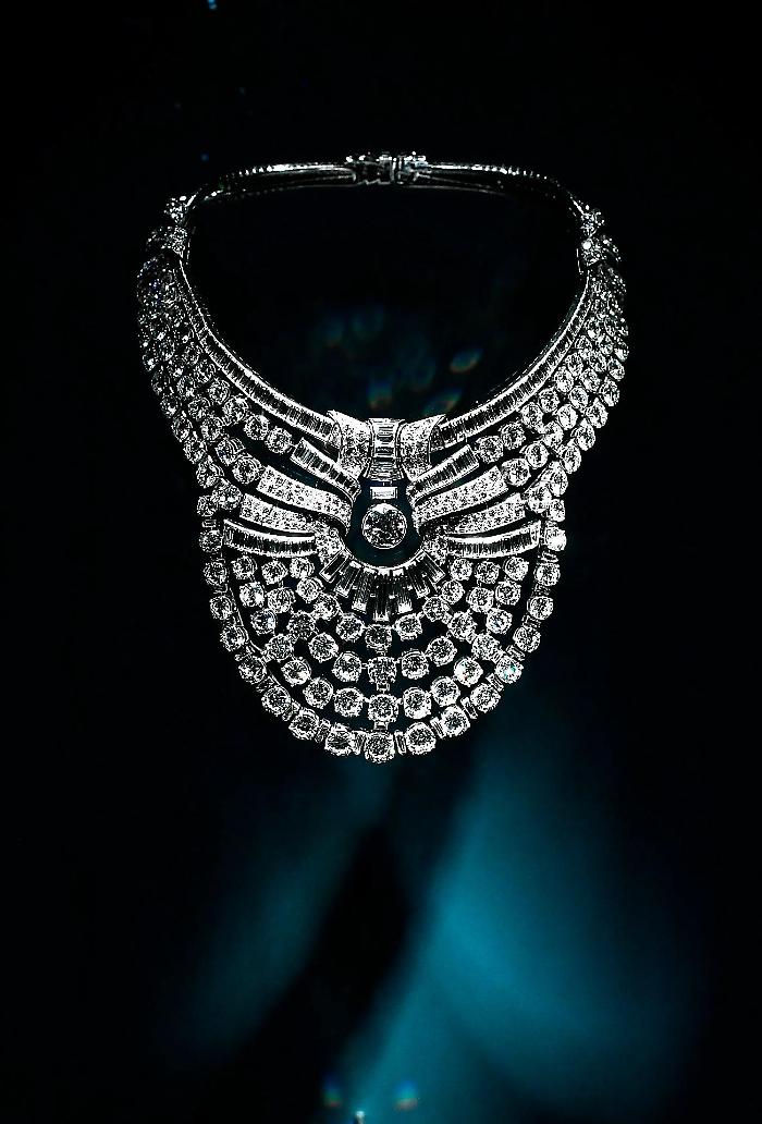 Colpo da re al museo di Vienna, rubata la leggendaria collana di diamanti della regina Nazli d'Egitto: dai 673 diamanti al mito di Tutankhamon