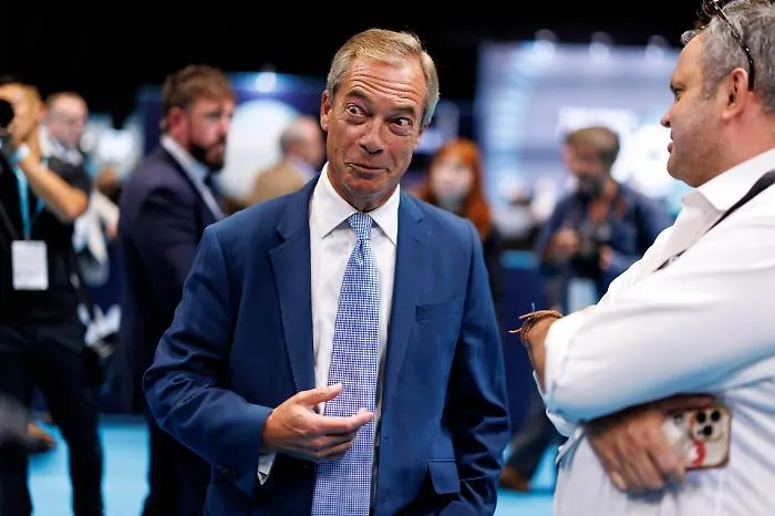Bufera su Reform UK: l'inchiesta sui fondi esteri travolge la conferenza di Farage