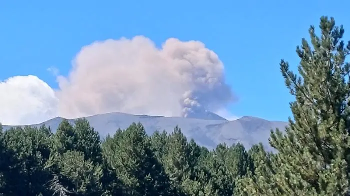 Etna: emissione di cenere in corso, l'Ingv innalza a rosso l'allerta per il volo