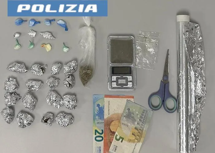 Il vizio dello spaccio non va mai in soffitta: consegna a domicilio per lo spacciatore incallito