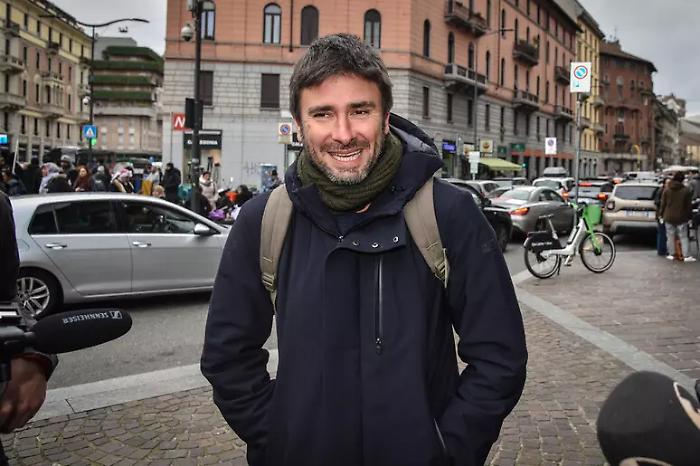 Rinviato il rientro di Di Battista: chiesta discrezione dopo il ricovero a Cuba