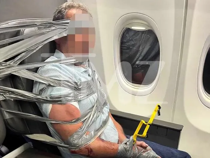 Urla su Ges&ugrave;, insulti omofobi e pugni sul volo Dallas-Newark: il video del passeggero immobilizzato col nastro adesivo