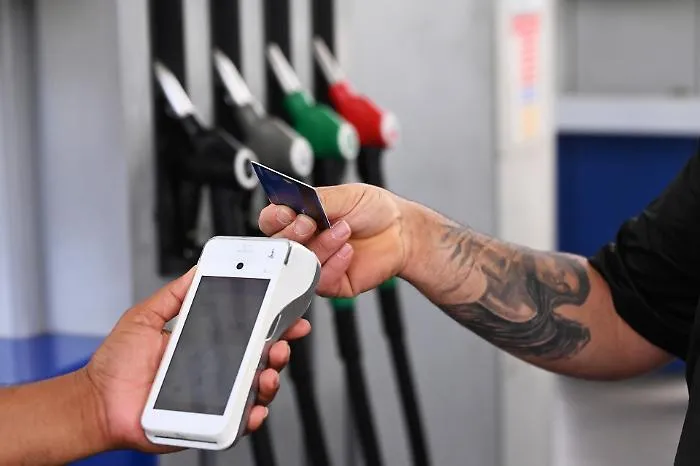 Carburanti ancora in aumento: in un mese la benzina costa 5,5 cents in pi&ugrave; 