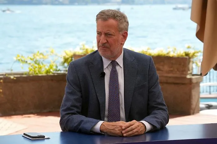De Blasio contro Trump e l'asse con Meloni: l'Europa e i democratici chiamati alla contromossa