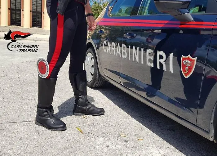 A Marsala un 46enne con il "pollice verde": in casa aveva una vasta piantagione e la marijuana pronta per lo spaccio